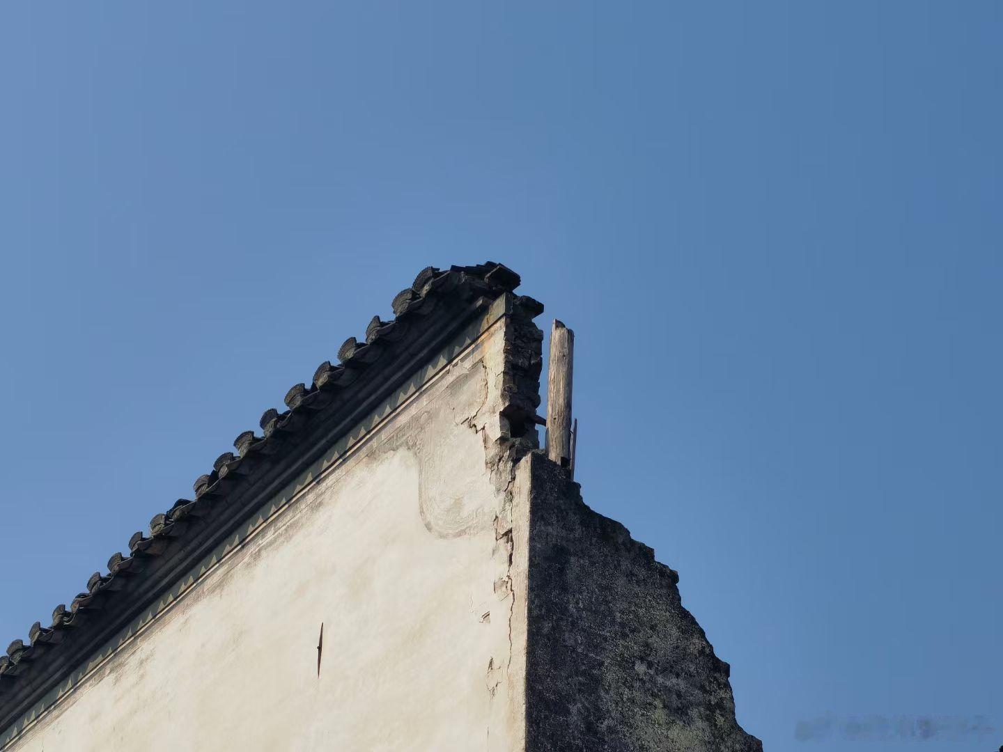 抵达曹宅歙县徽州古城曹氏二宅主人在雄村私宅，槽门、墙头画、砖雕风格与古城曹宅相同