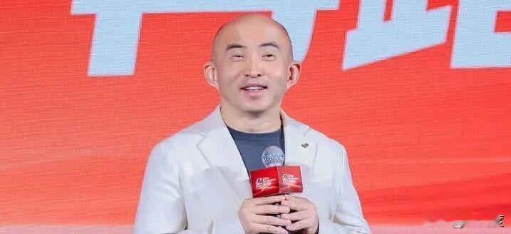 包凡现身了，在华兴资本的年会上讲话。

据钛媒体，包凡出现在今晚华兴资本2026