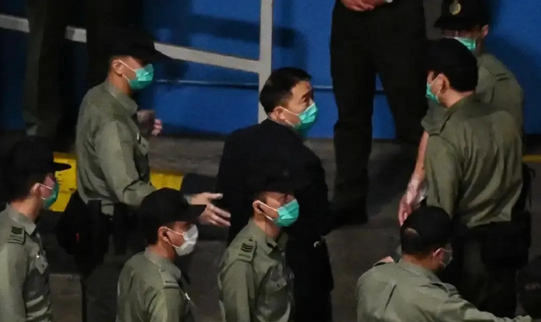乱港头目胡志伟刚刚坐完牢就想跑，谁知道跑到自己的主子英国家，主子又不认，直接给他