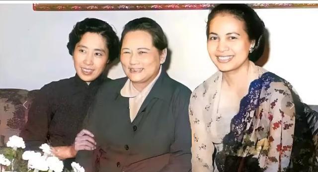 三位传奇女性同框，气质直接封神。
 
中间是一生坚守家国大义的宋庆龄先生，历经半