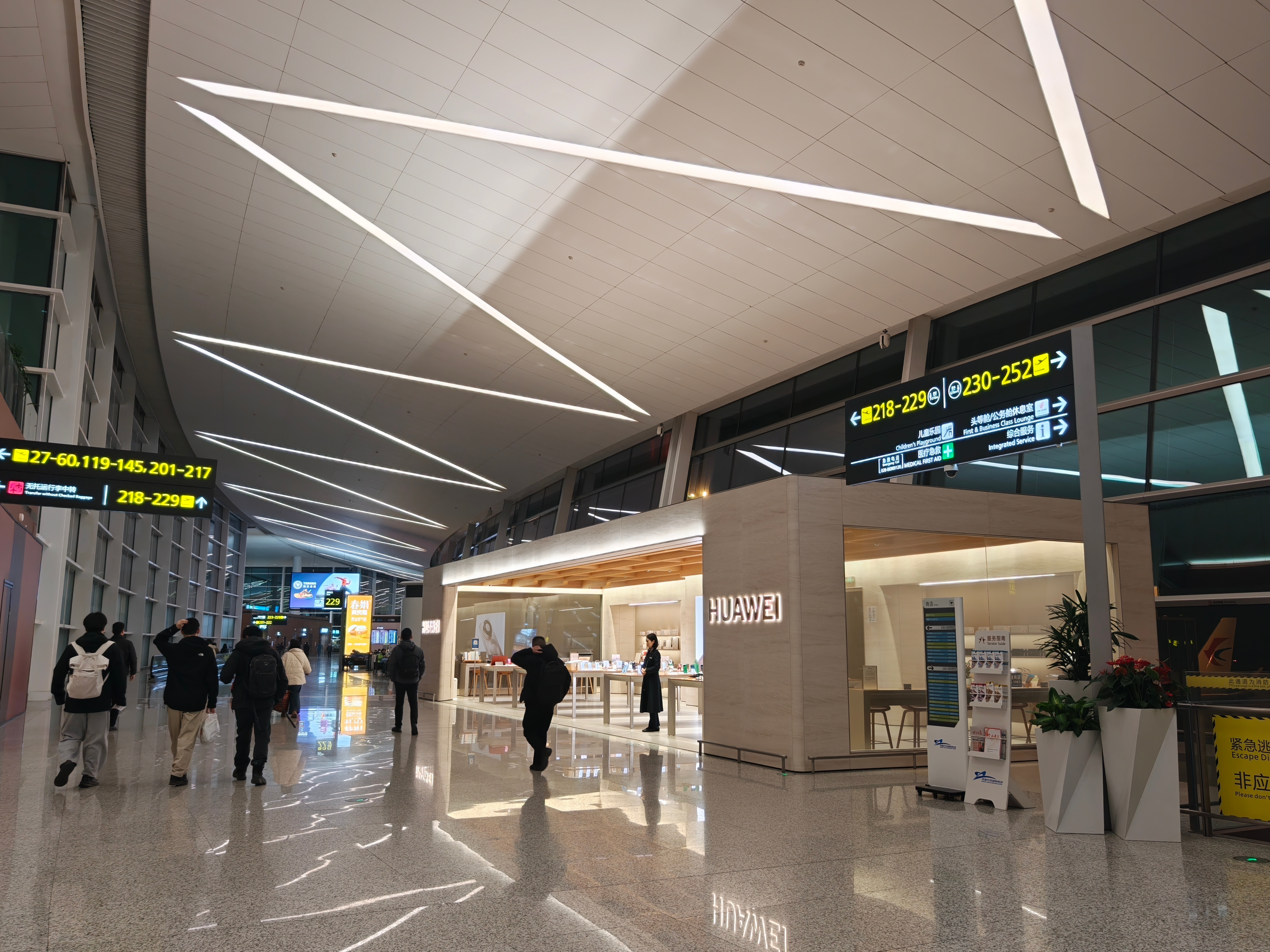 一大清早，机场的华为专卖店就开门了 简阳·成都天府国际机场