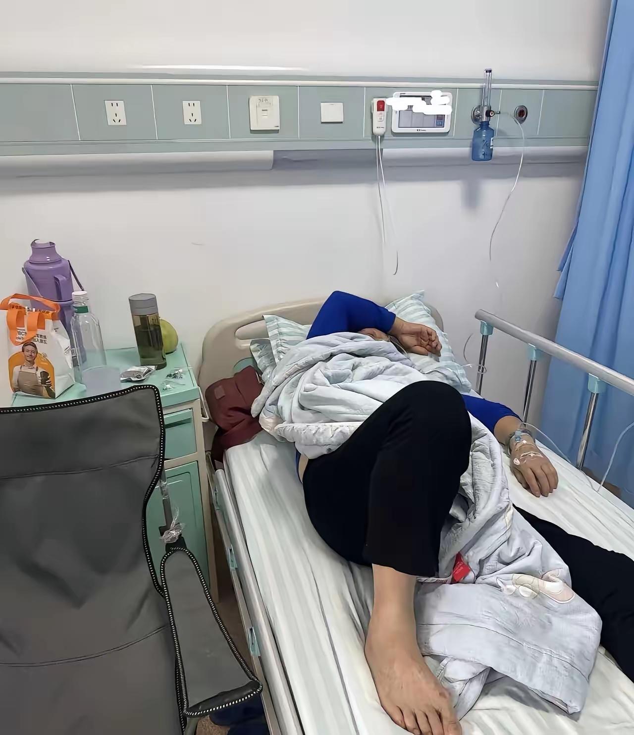 我住院的时候，一个小伙子，摔断了胳膊，我看饭点怎么都不吃饭，结果一问，小伙子父母