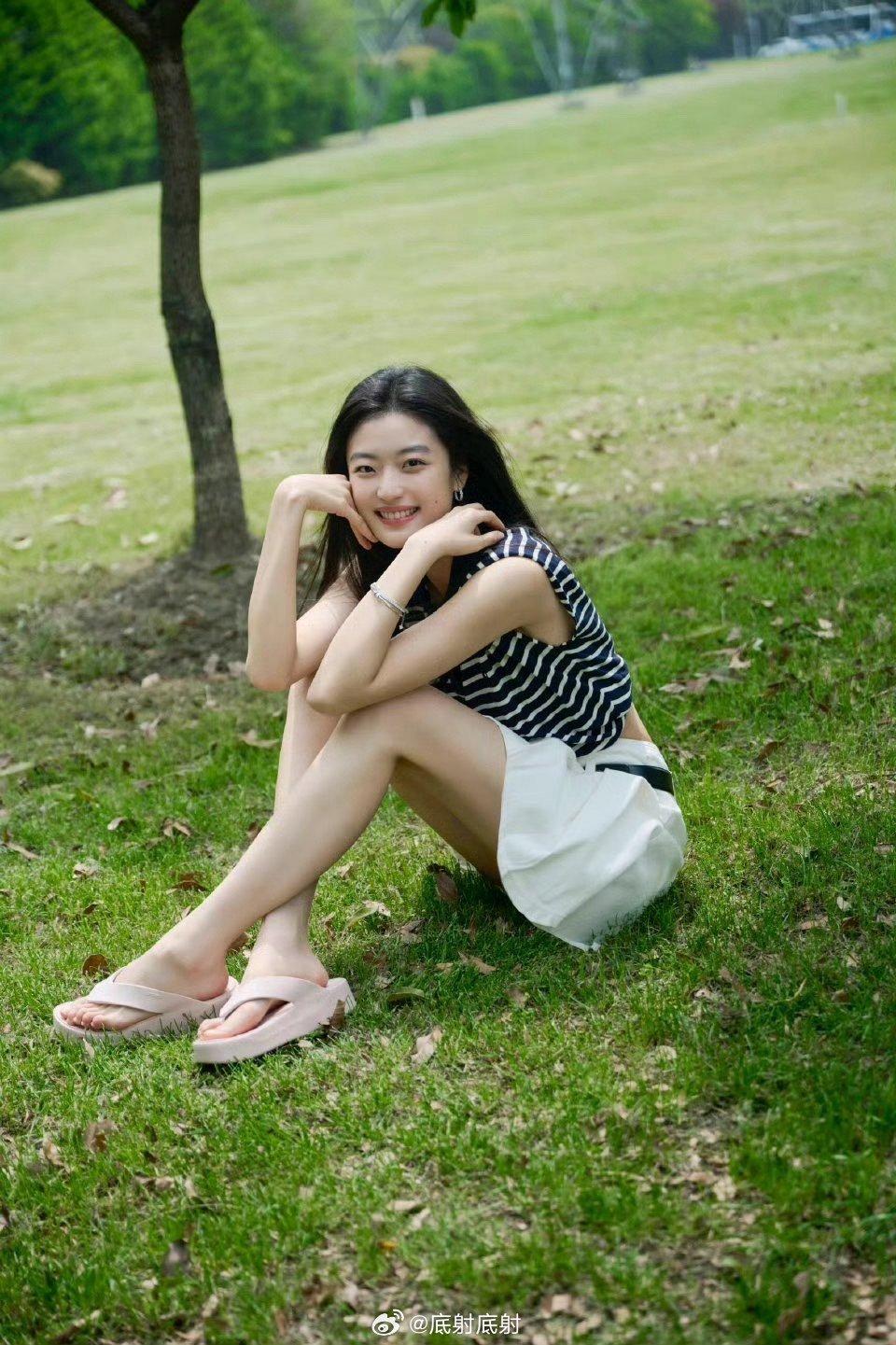 阳光明媚的午后，公园里的少女微笑着，享受着宁静的时光。