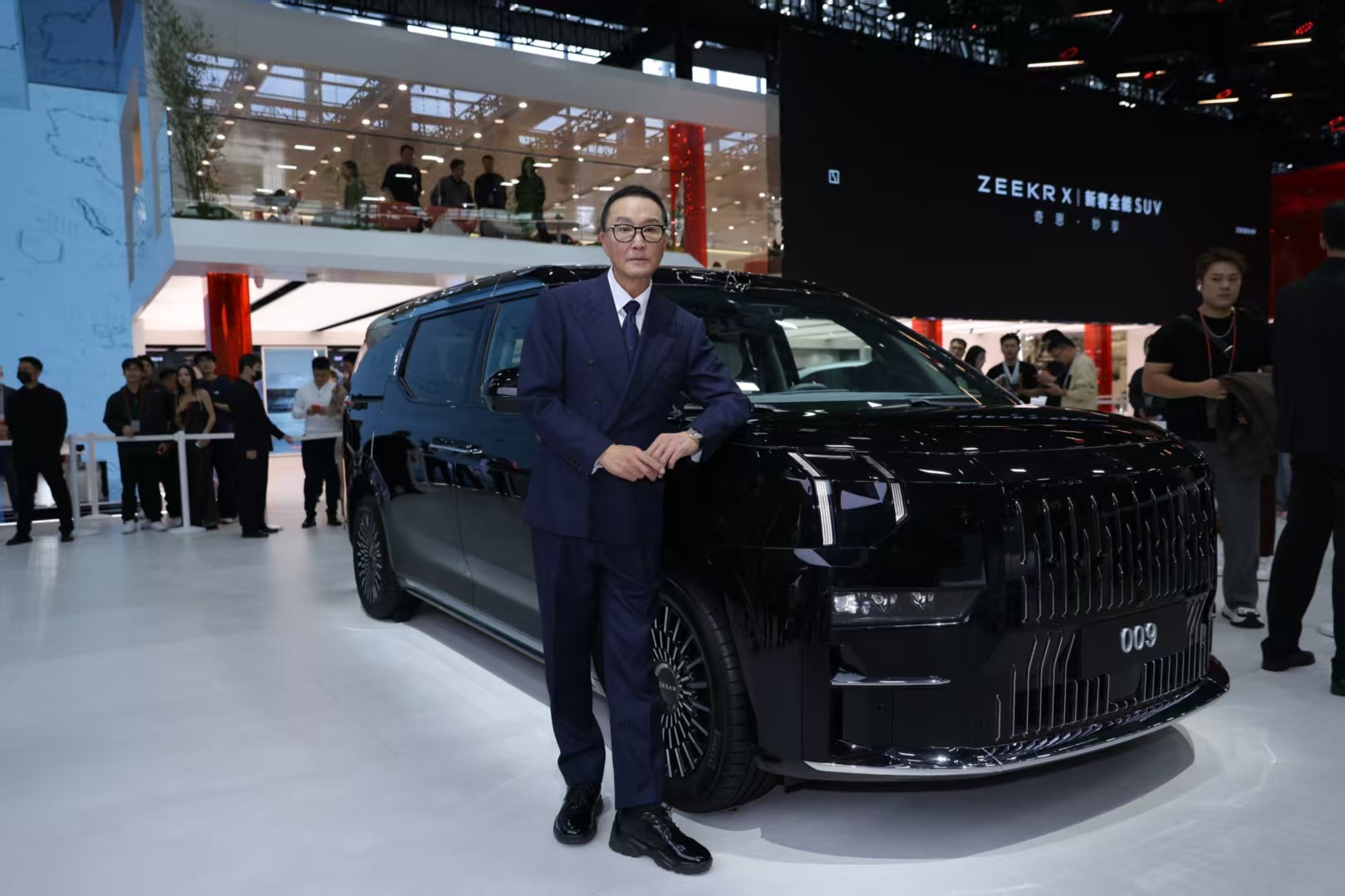 谁能想到广州车展最火的MPV是极氪009！老戏骨吴刚、许亚军现身展台，绕车体验时