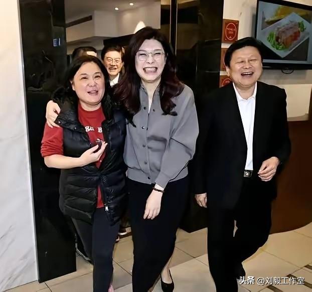 郑丽文再度出手，与陈玉珍手挽手热情互动，一举击破两人不合的传言。陈玉珍: 我与郑