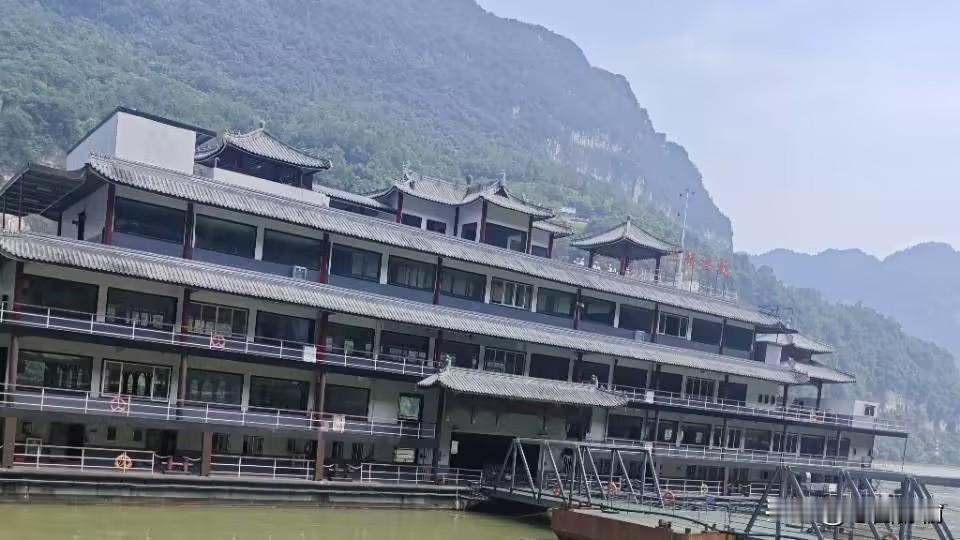 暮色中的长江奇迹号承载着两代人的山河长梦——从洪崖洞的鎏金灯火到夔门的磅礴诗境，