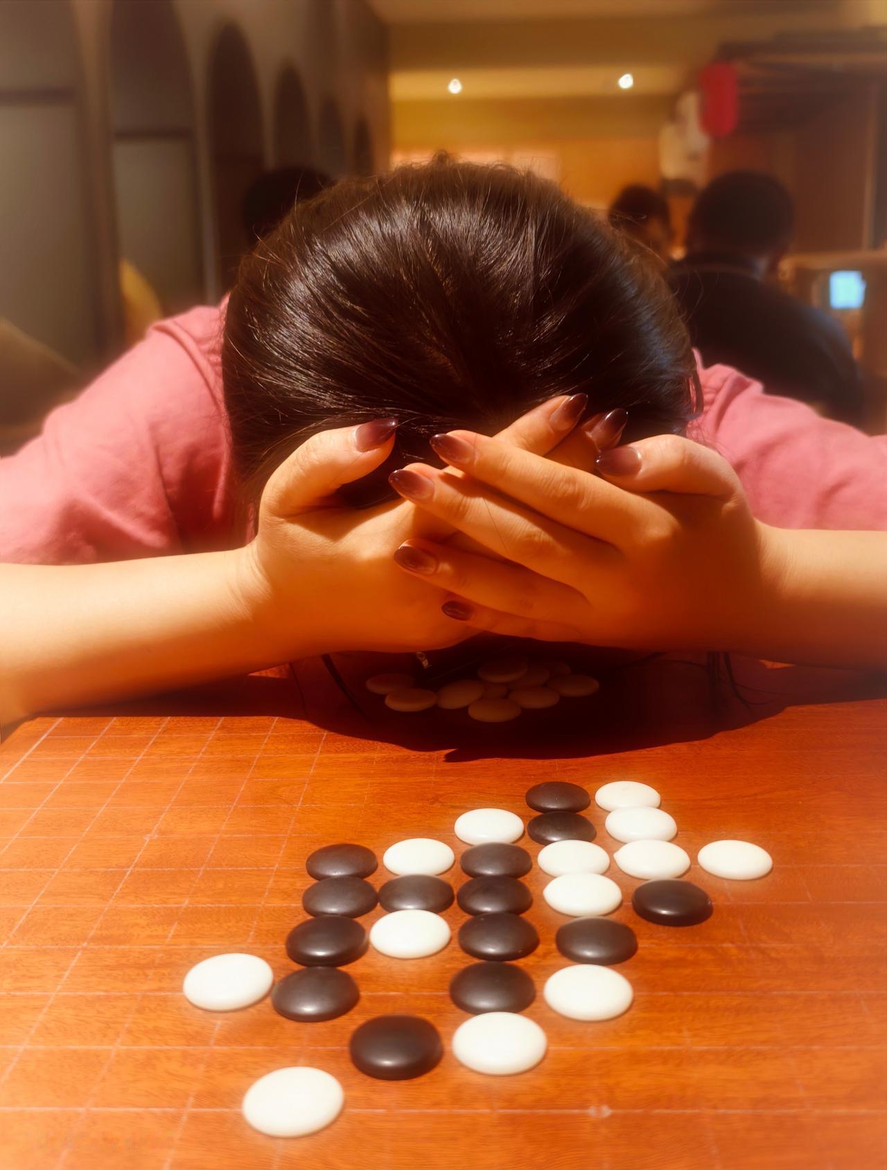 P1
和姐妹来泡汤啦！
她输五子棋绝不是故意的，
只是想找个机会优雅展示昨天新做