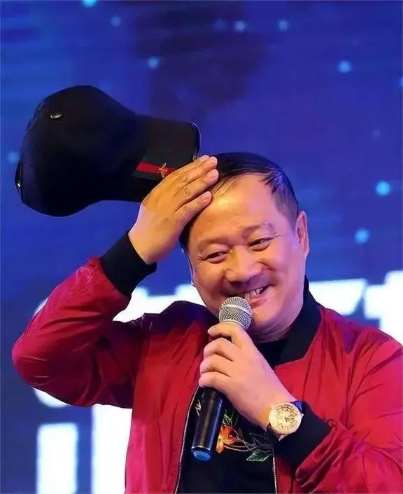 "谢广坤"唐鉴军喜迎爱子百日，温馨宴会聚亲朋，笑语盈盈庆成长。影视笑星变身幸福奶