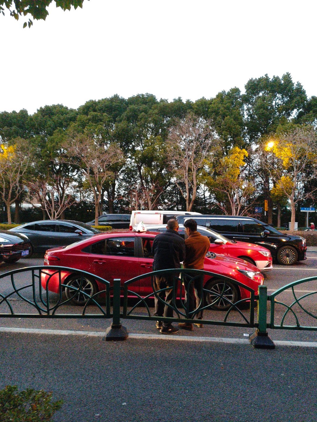 新会展中心这边这个时候打车多久能等到啊。。 