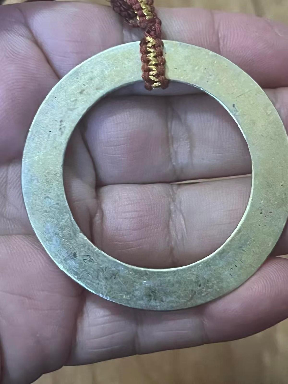早上收了袋橡胶管，分类时发现里面有个环环。银白色圆环比一元硬币大不少，一面光素一