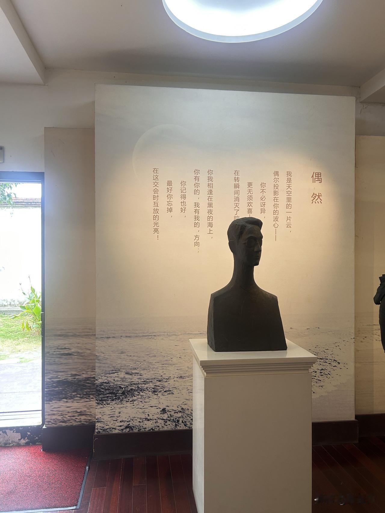 提起徐志摩，很多人第一反应就是《再别康桥》。这位新月派大诗人，一生短暂，活成了浪
