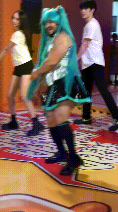 成都街头惊现猛男初音跳扫腿舞  肌肉猛男cos萌妹，跳着扫腿舞，现场还有超多二次
