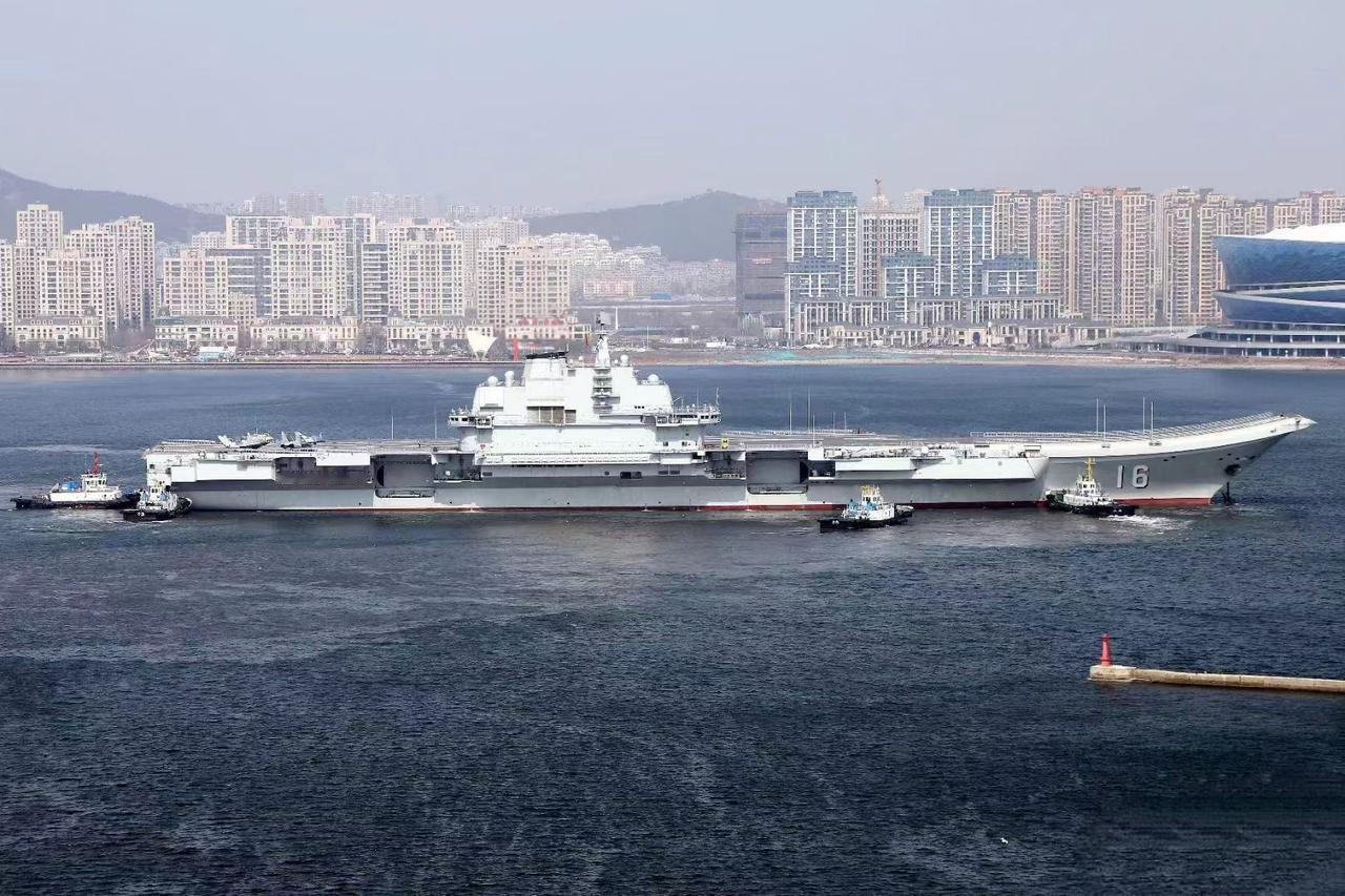 中国首艘航母辽宁舰在中期大修入坞改造满一年后，已于近日重新出海海试，从媒体公布的