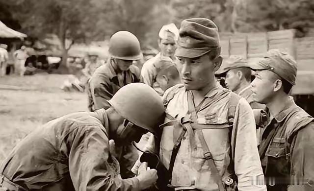 1945年，一个苏联女兵看到一个日本战俘英俊潇洒，她悄悄对男人说：“如果你答应和