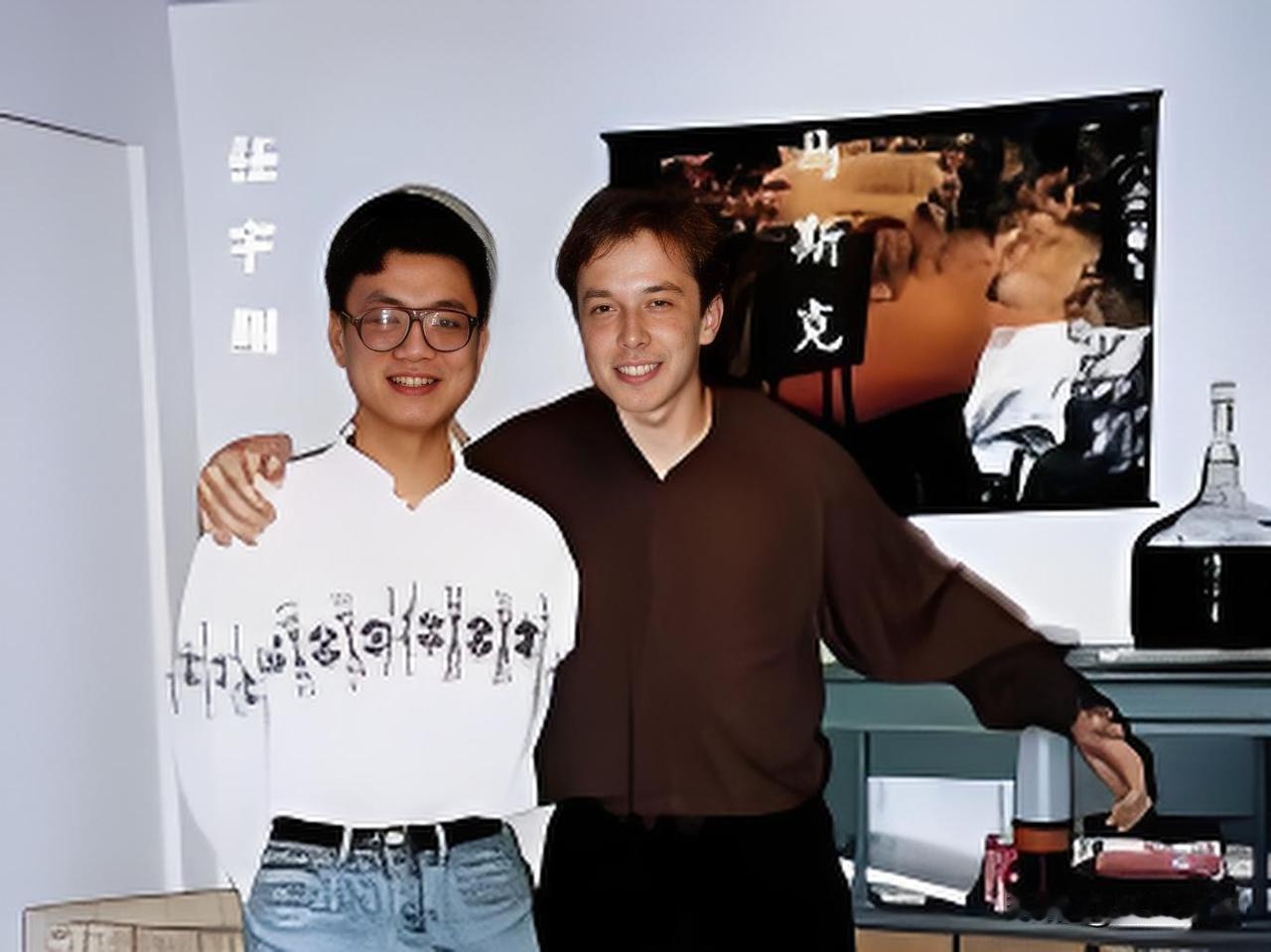 30多年前，马斯克在美国大学与中国同学任宇翔合影，同学任宇翔哪里会想到，几十年后