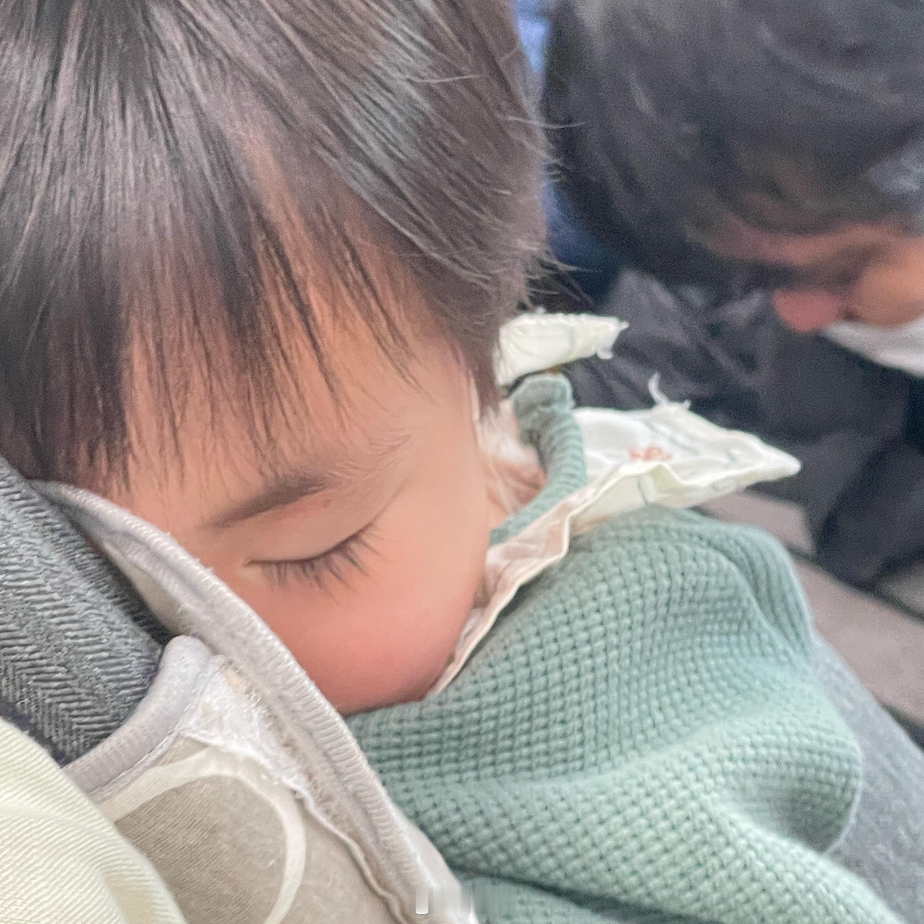 小朋友的睫毛真长。 