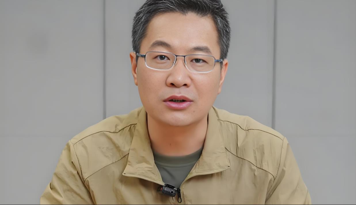 卢伟冰称手机将分为有无自研芯片。近日，小米卢伟冰在接受采访时表示，未来手机品牌分