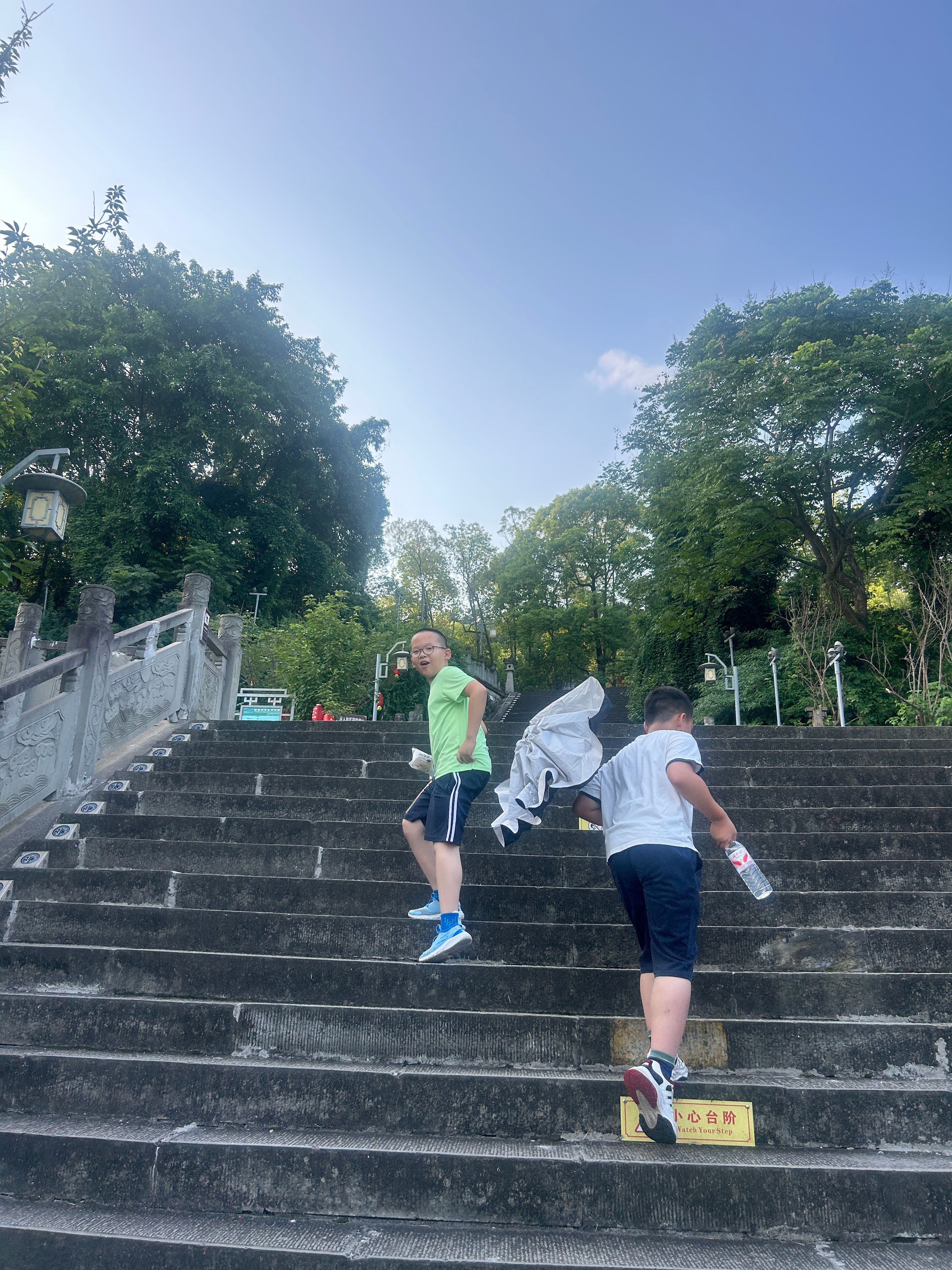 学习按部就班的进行着，三天或者一周记录📝一次中午哥们给他买了几个玩具，搭子说对