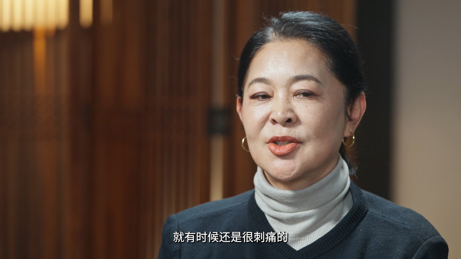 倪萍老师说因为童年被妈妈冷暴力，从小没被妈妈抱过，但妈妈失明后还是违背本心地让妈