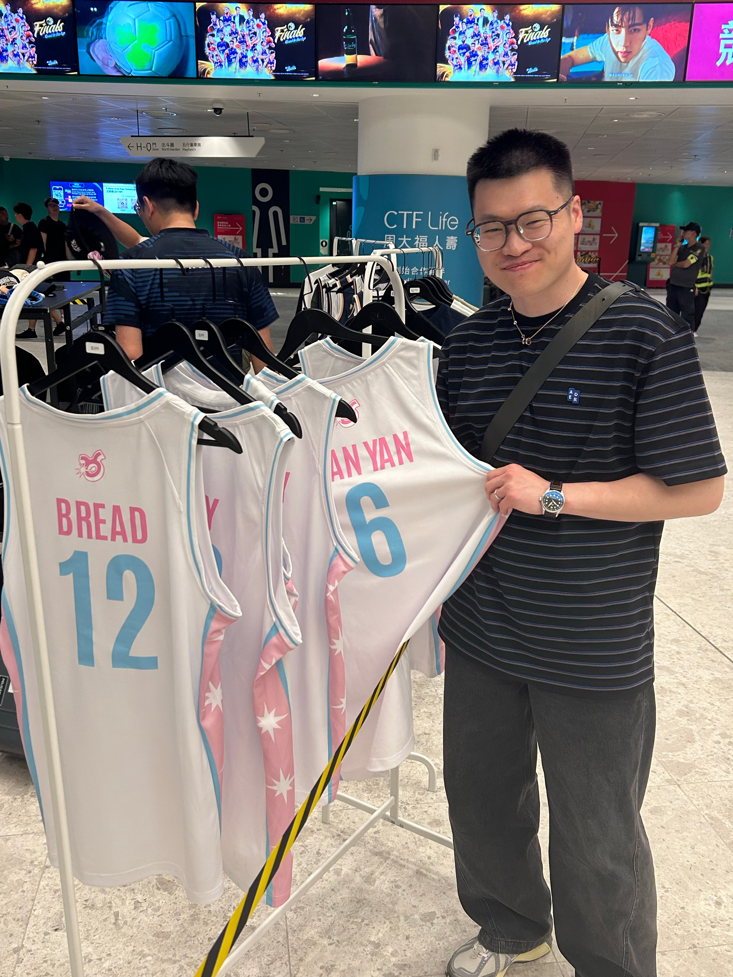 香港金牛的比赛看完，探长已经成为了MAN YAN的球迷。cba 香港·启德体艺馆