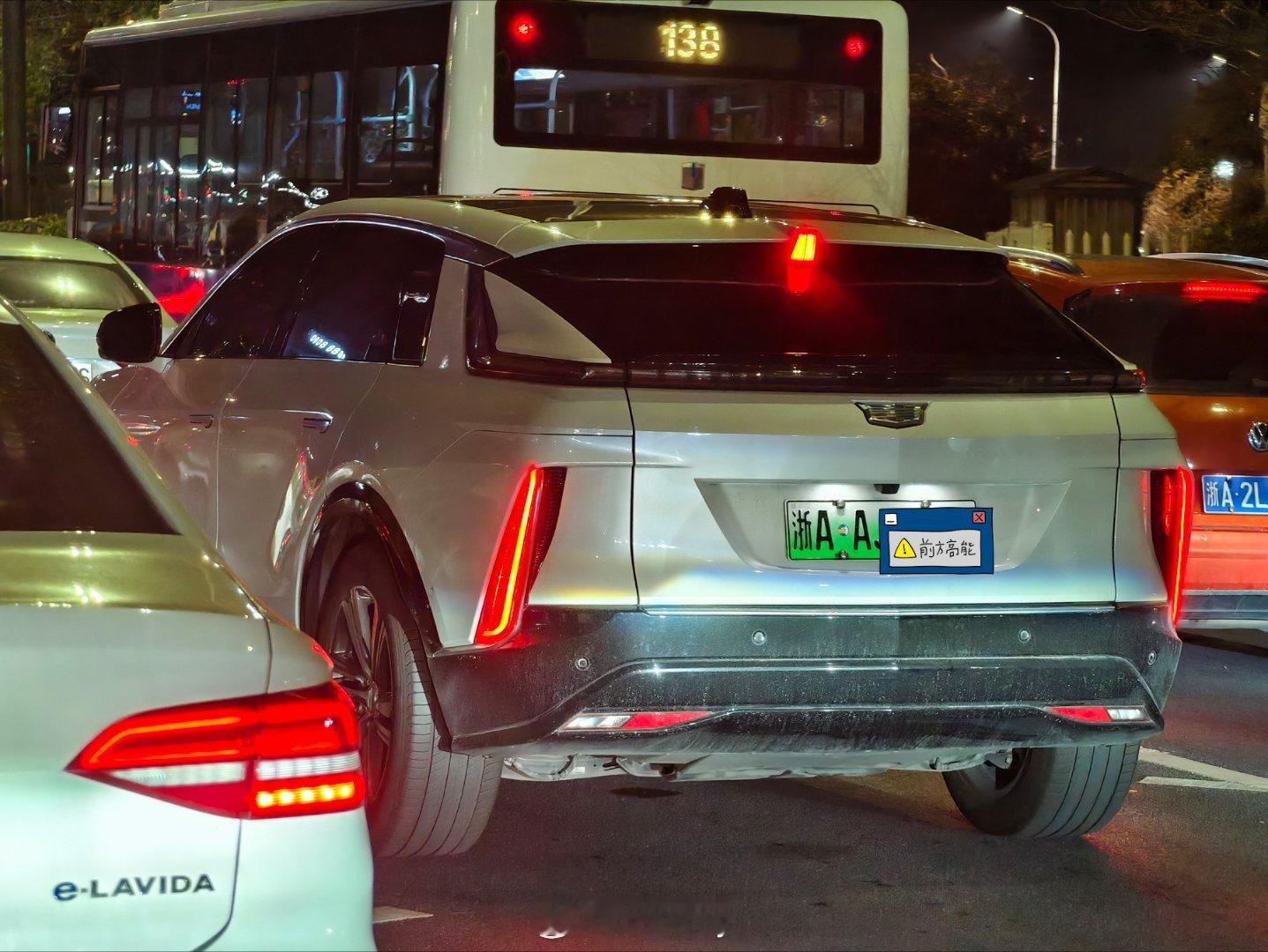 好像还是第一次在路上见到凯迪拉克纯电。凯迪拉克锐歌新能源汽车