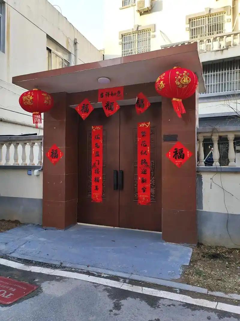 新年生活图鉴挂灯笼，贴春联