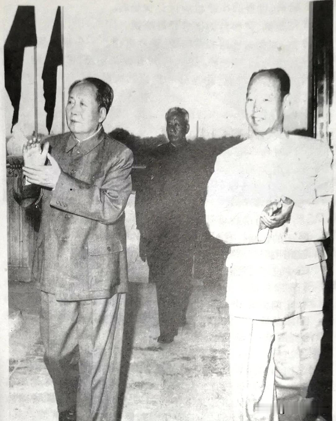 这张珍贵历史照片中，毛主席与彭真同志并肩前行，一同抬手鼓掌。影像记录下两位革命先