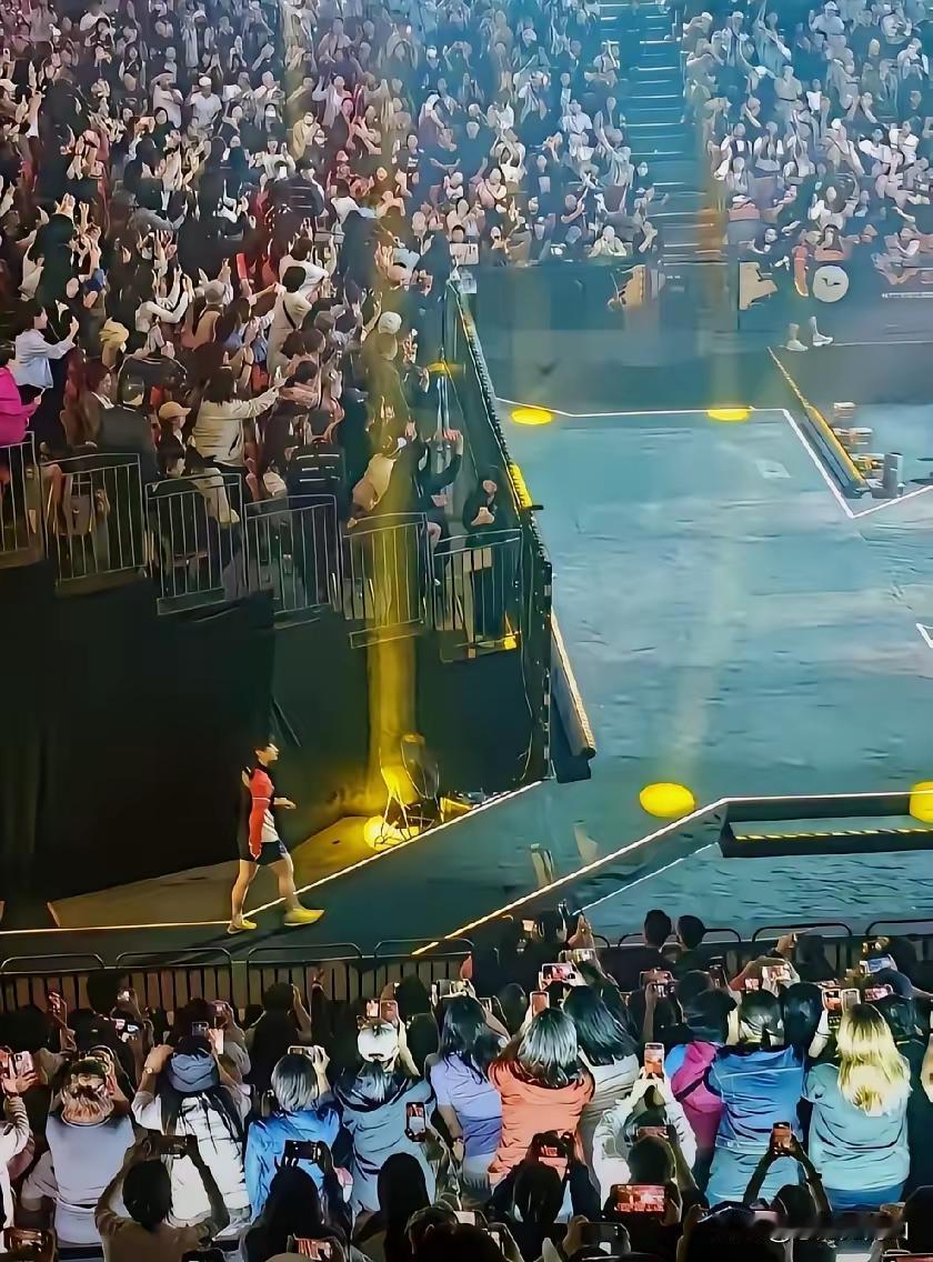 这两张照片
超震撼～
万众一心
万人中央
热爱叠加
无上荣光……

黑子如鼠
鼠