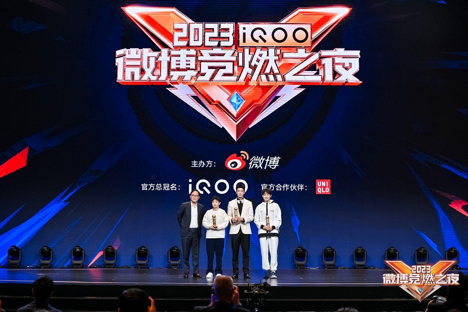 #中国女篮获年度榜样运动队# 今晚的竞燃之夜，中国女篮荣获年度榜样运动队，杨力维