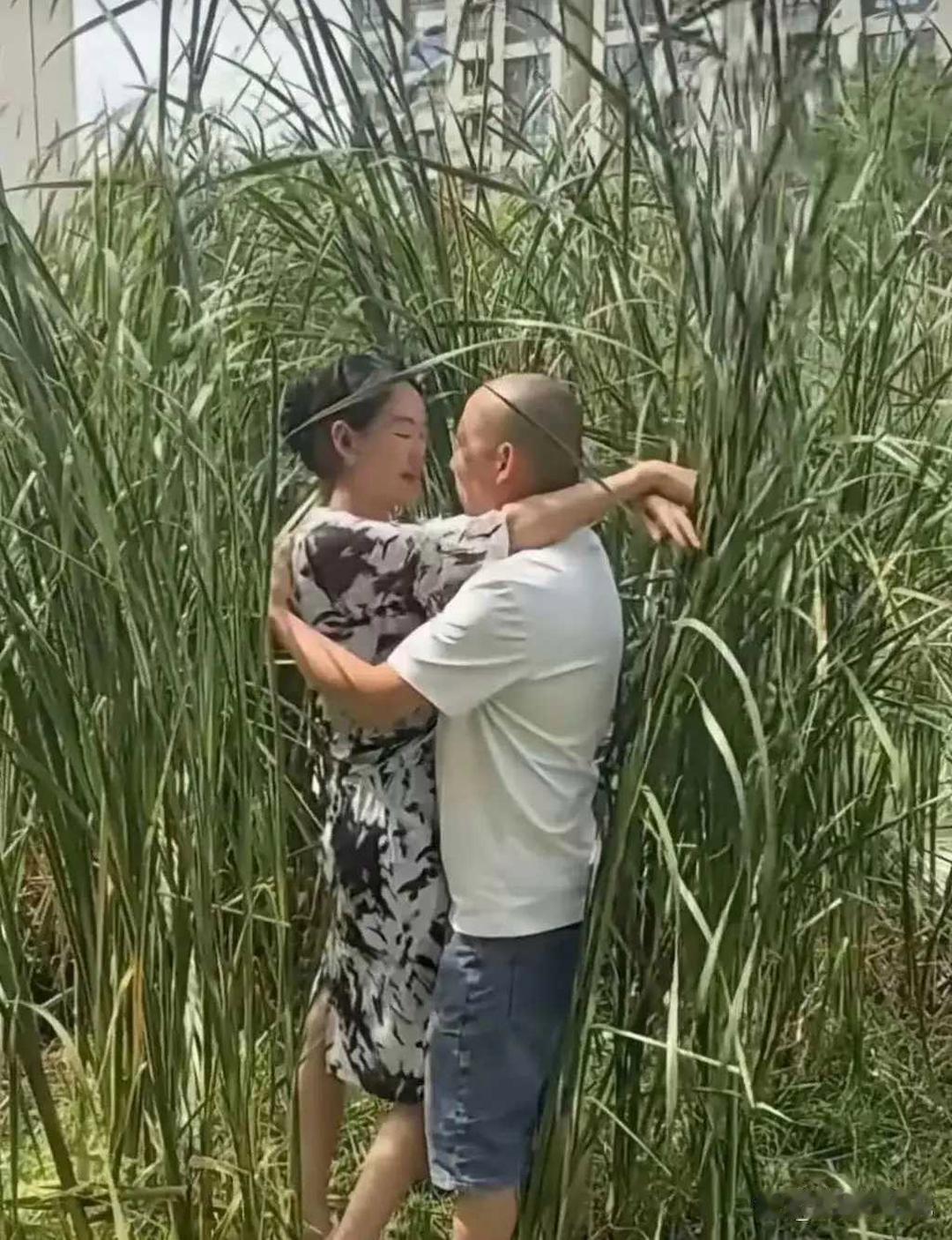 看着岁数不小了，还这么相爱