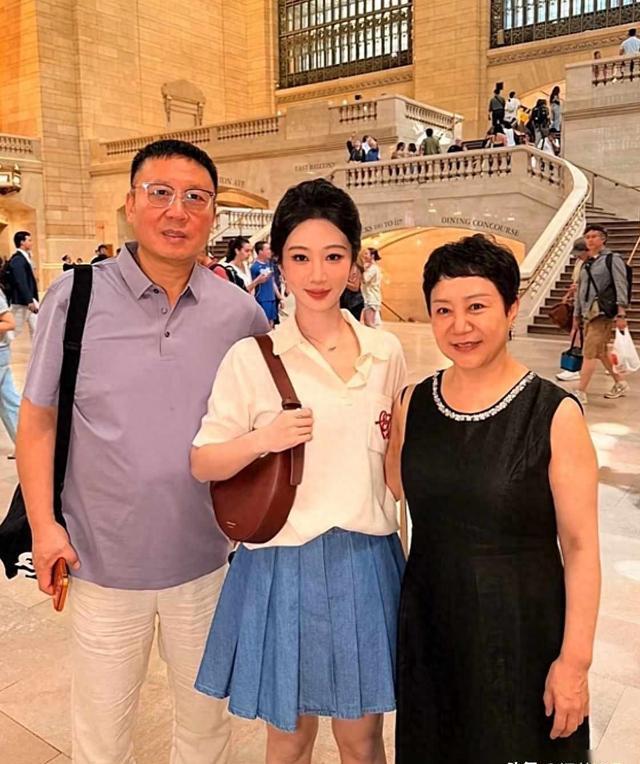 杨紫纽约带父母看球，满屏烟火气的松弛感 