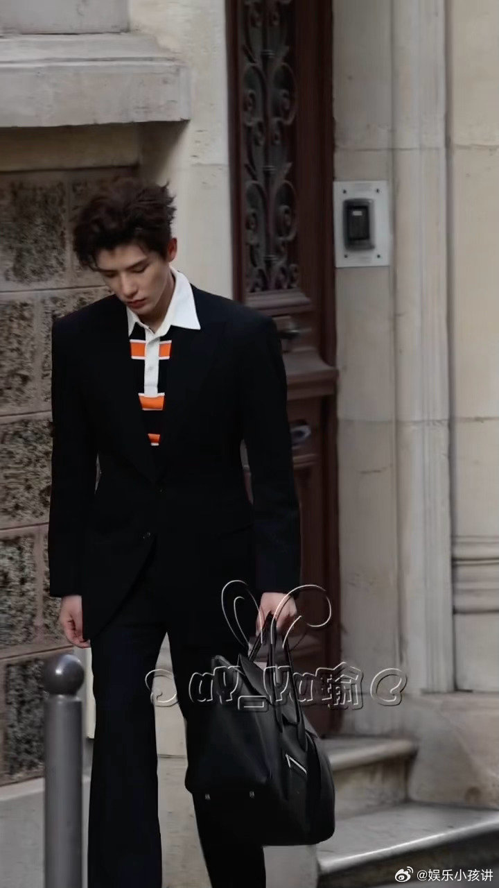 王安宇我在巴黎排队有点挤王安宇不像来看秀的像来收购的 季总气场拉满顶号上线，巴黎