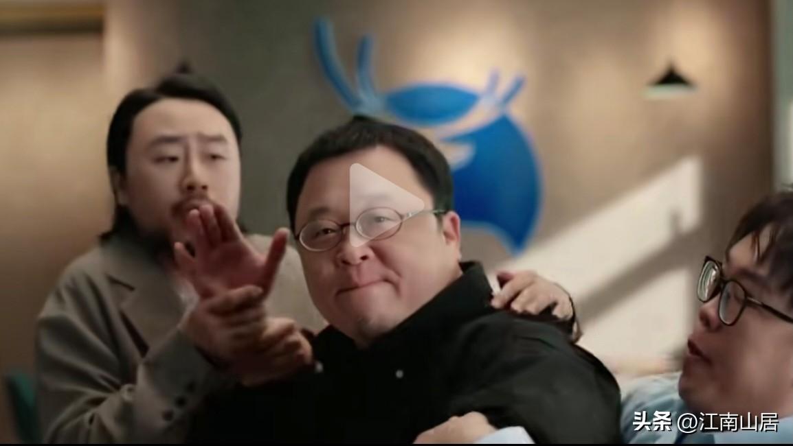 罗永浩和超大杯的梗，这回终于搞明白了？当服务员介绍：“这是热的标准杯、超大杯，这