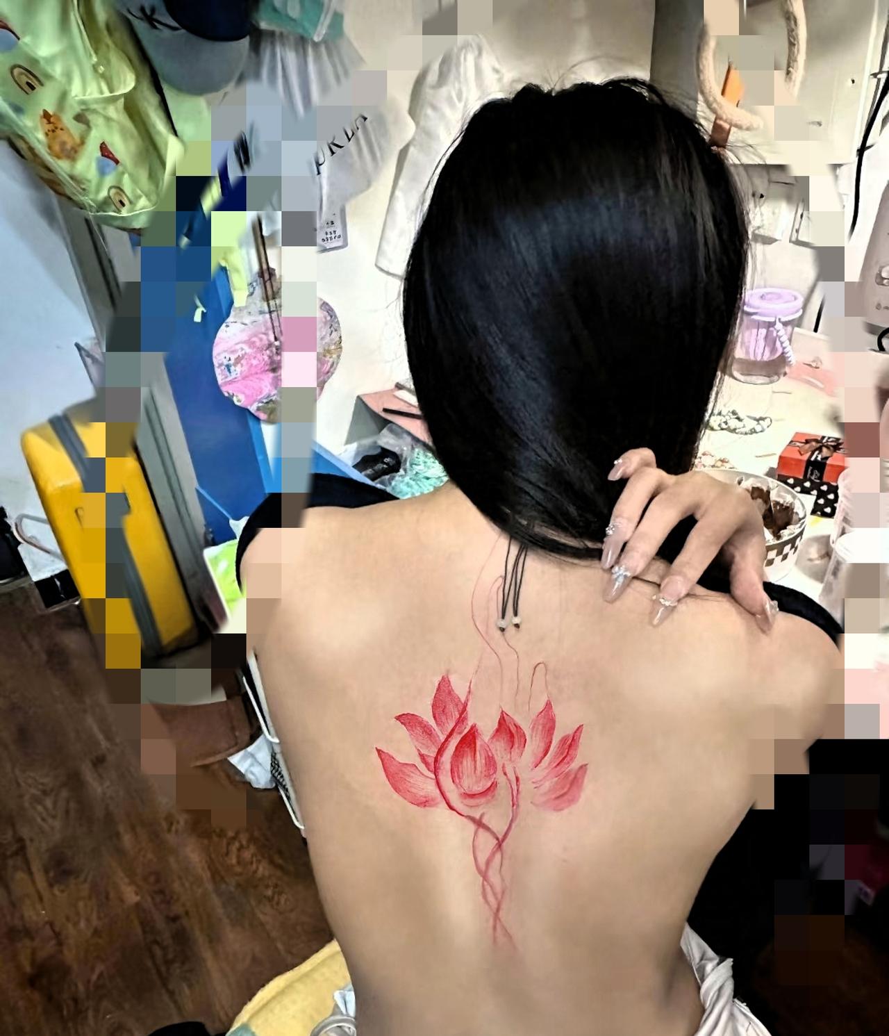 现在的小姑娘对“酷”的理解，是不是有点走偏了？
刷到不少20出头的姑娘晒隐私部位