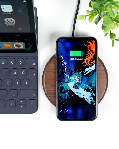 #iPhone充电切勿放枕头下# 我是很不理解这么做的人的，就算不了解电子设备，