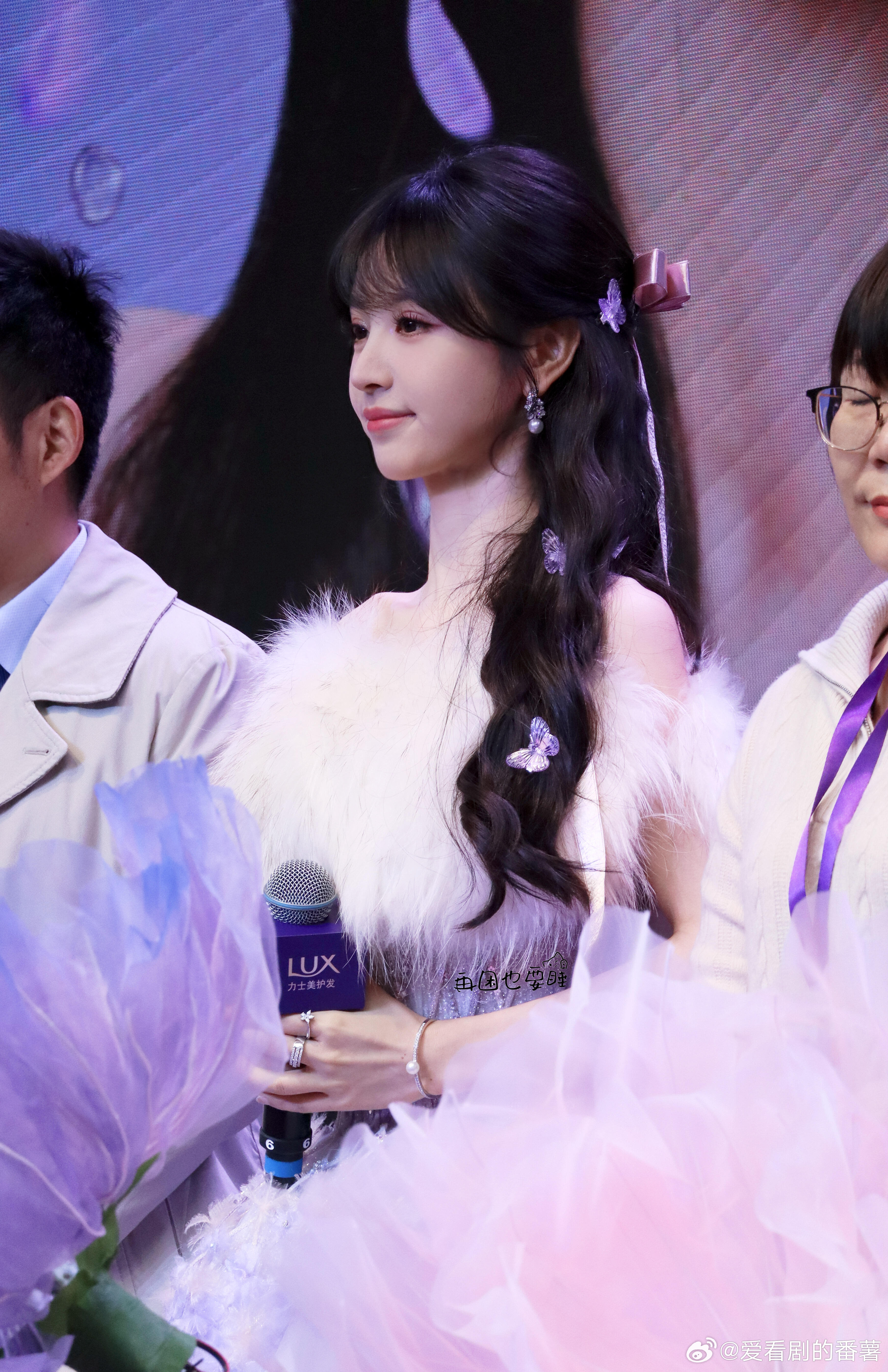 田曦薇简直就是公主来着第一次看见薇薇，脑海里冒出来“看的出她是公主”！太美了！田