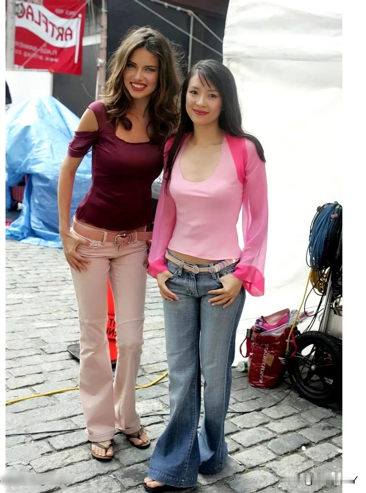 二零零五年，站在纽约街头的章子怡，时年二十六岁，身段婀娜，落落大方，美的让人移不