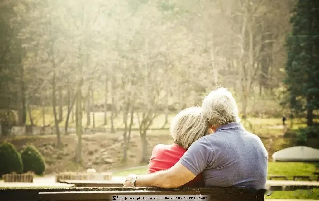 七律|老来词（一）
池上荷残蓬间花，窗前破扇酒分茶。
老来寡诺终无扰，少去盲求岂