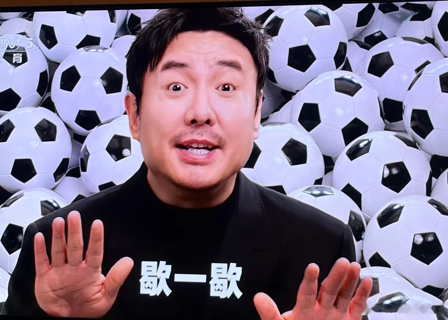 沈腾被一堆足球包围喊大家歇一歇，BOSS直聘这次彻底摆脱枯燥求职话术了。不鼓吹竞