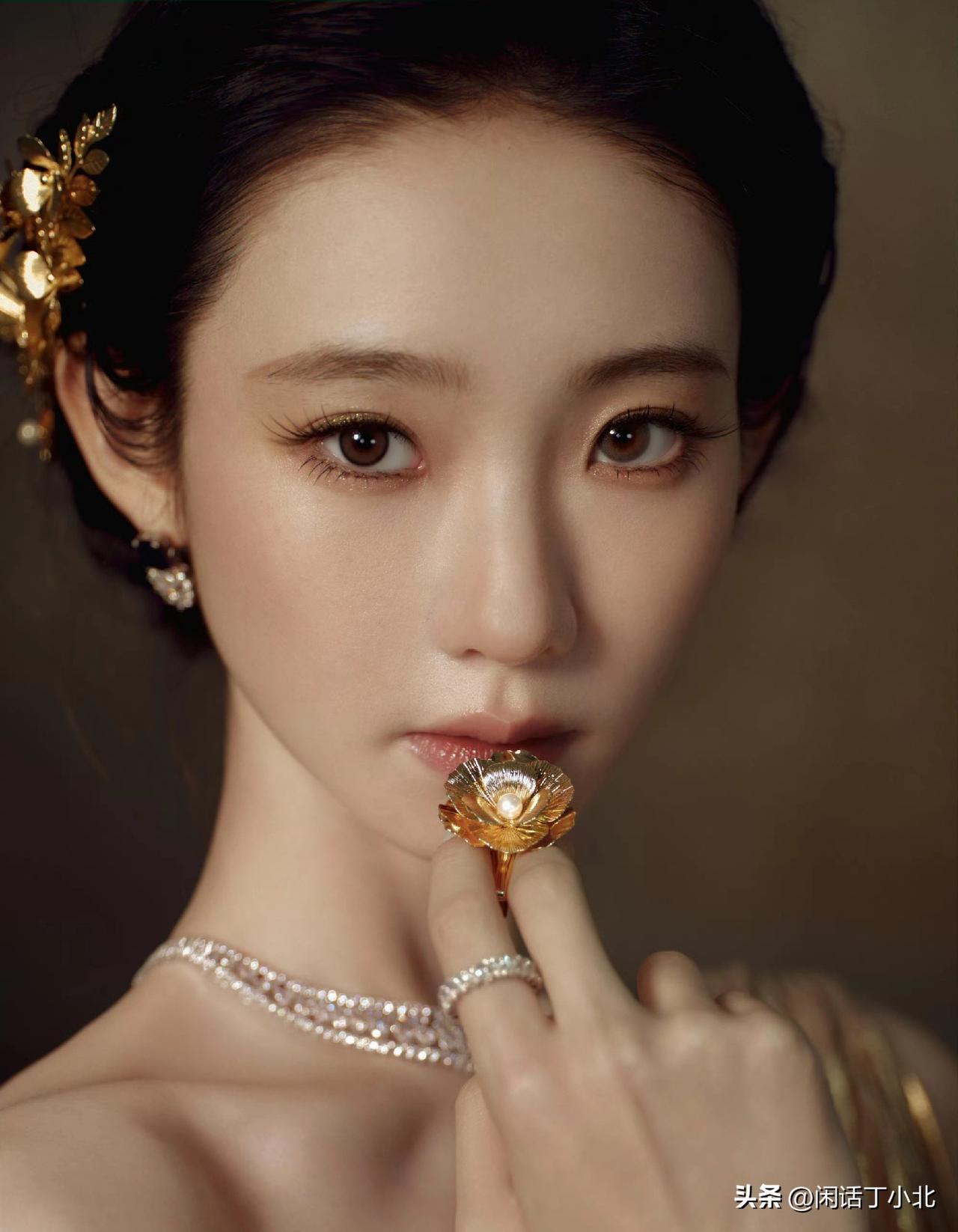 张艺凡上海时装周手持烛火化身金色女神

4月12日晚，上海时装周Murmure品