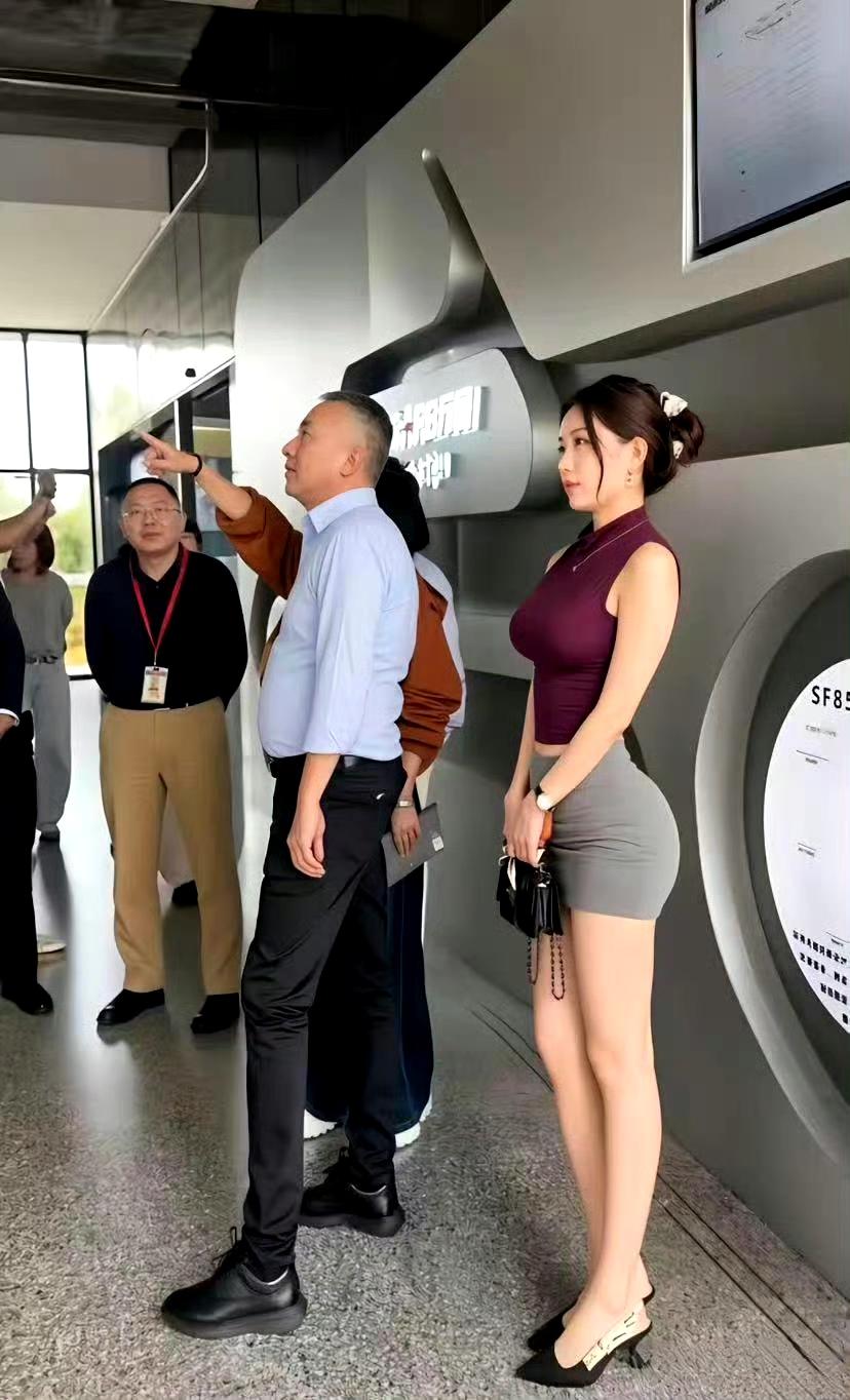 你们觉得大老板身边那位标致的女秘书，给月薪多少合适？