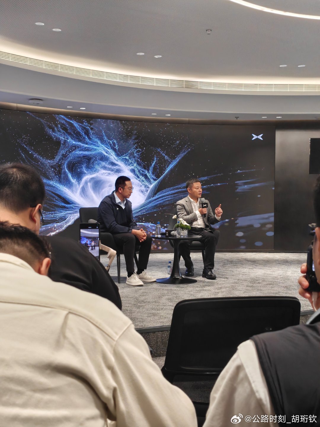 记这次小鹏第二代VLA发布会的群访感受。以前很多人聊智驾，聊的是变道够不够猛，路