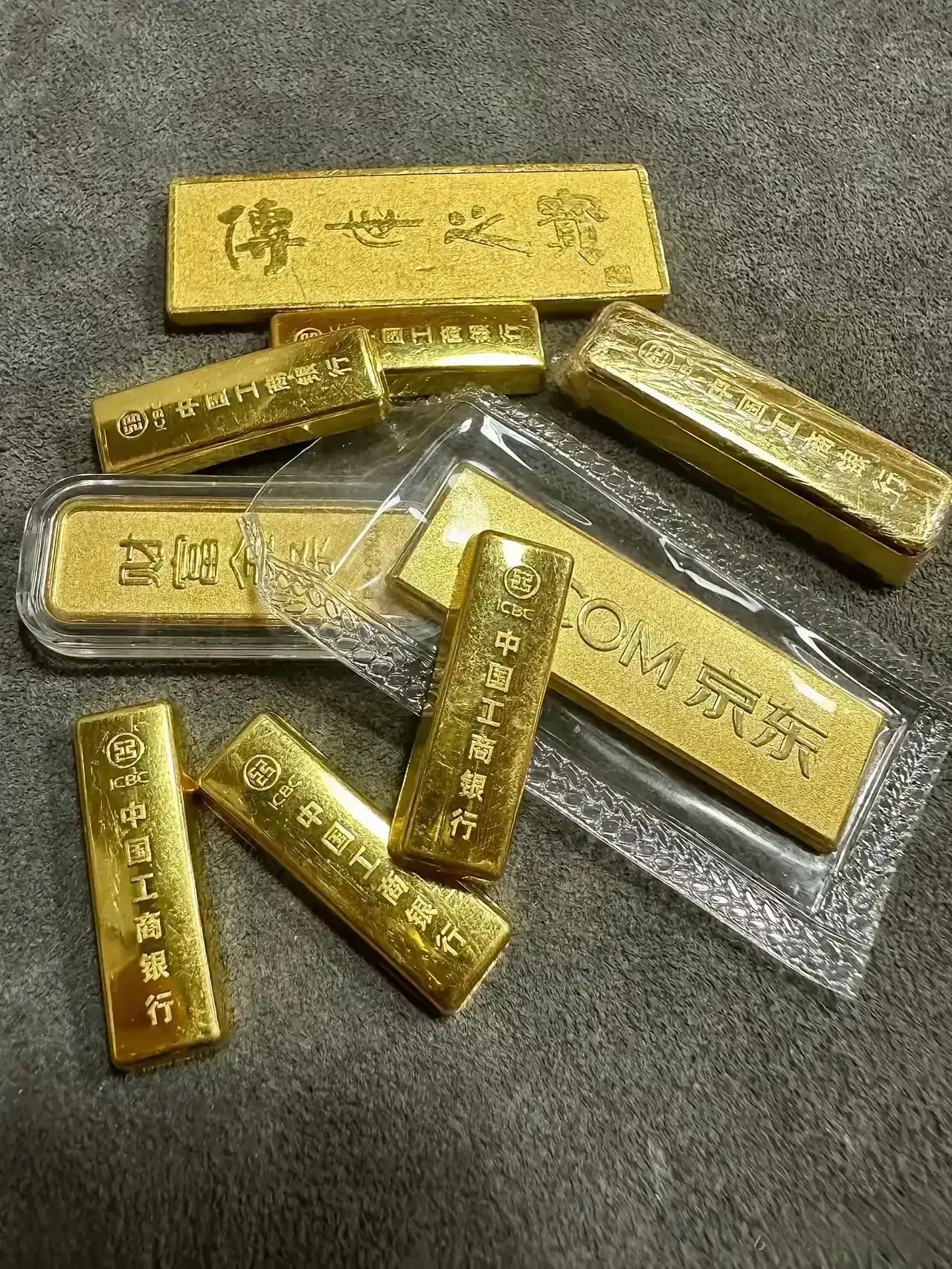大量持有黄金的人，估计现在已经彻底坐不住了，7月29日，大盘原料金价已经从885