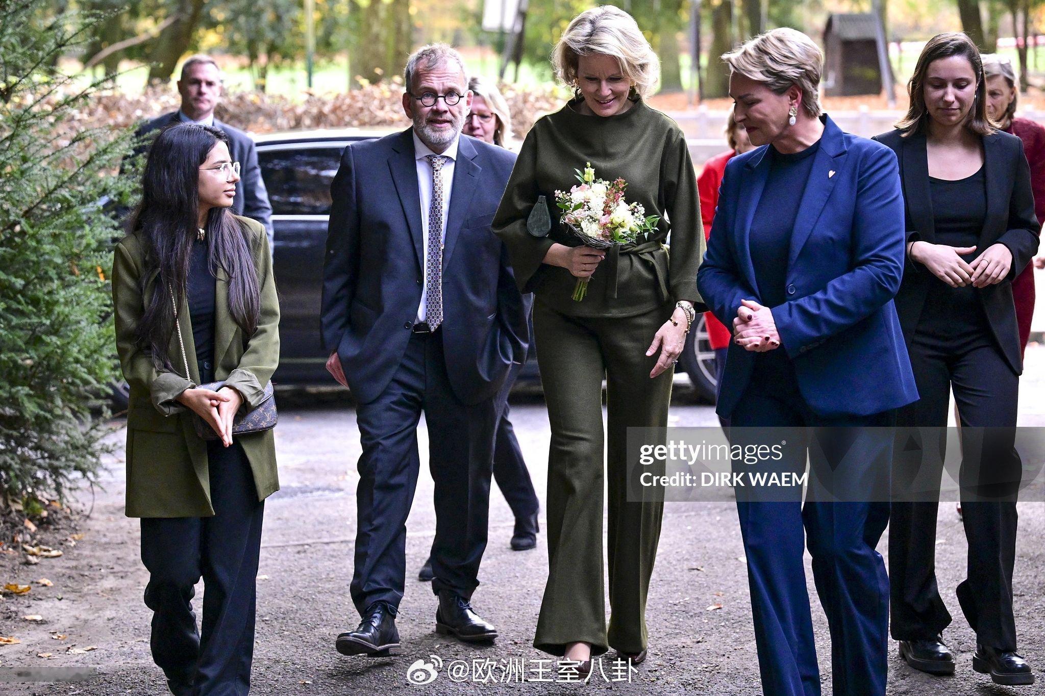 11.13 比利时王后玛蒂尔德观看包容性戏剧《寻狐者》（即演员和观众都有聋哑人学