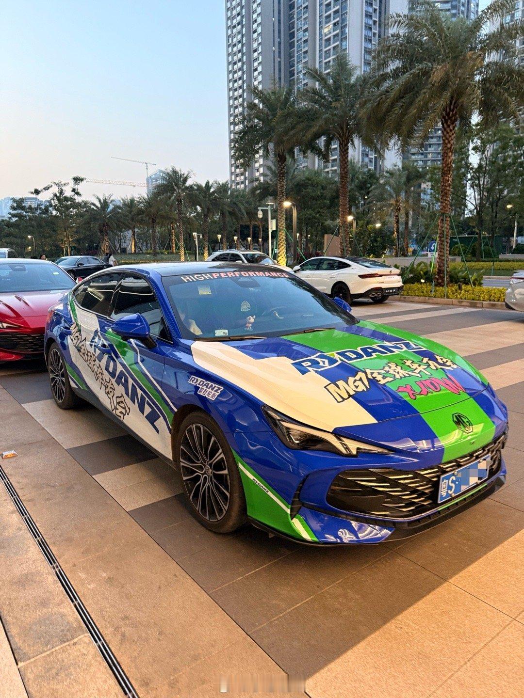 这台MG7涂装蛮帅的，结果看到车尾。真的是大爱啊！把爱传递下去！MG7 广州