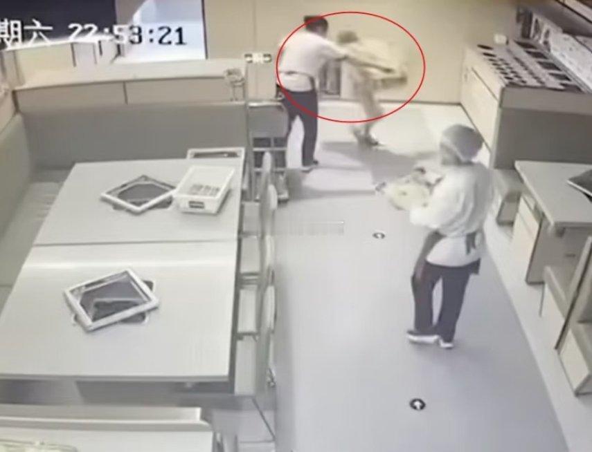 男童撞翻红油锅不是谁闹谁有理火锅店烫伤事件：别用无知，为监护失职买单天津男童在火