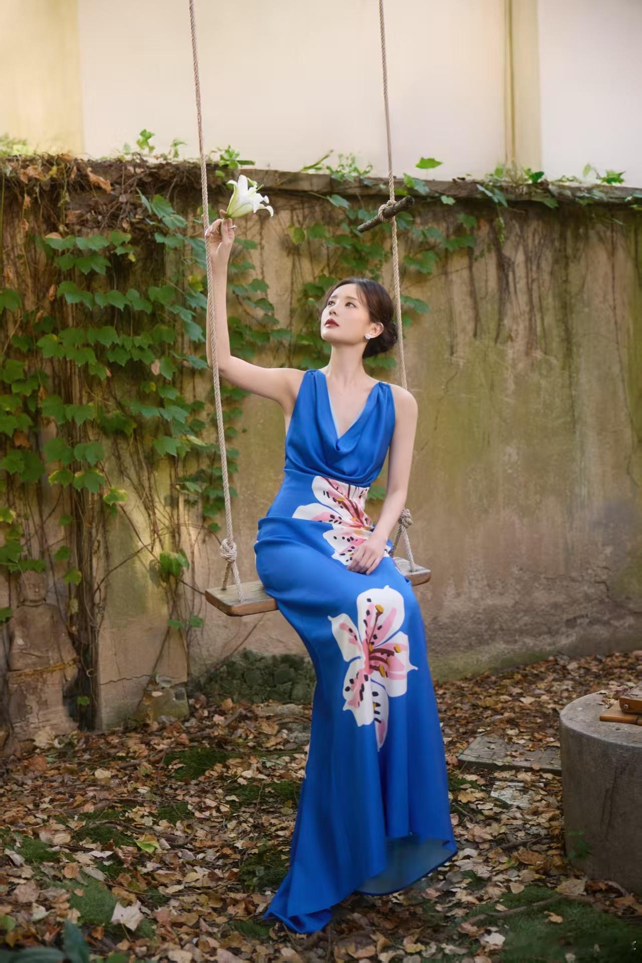 李一桐蓝色露背裙李一桐这蓝色露背裙绝啦！蓝色像把海洋穿身上，露背设计小心机满满，