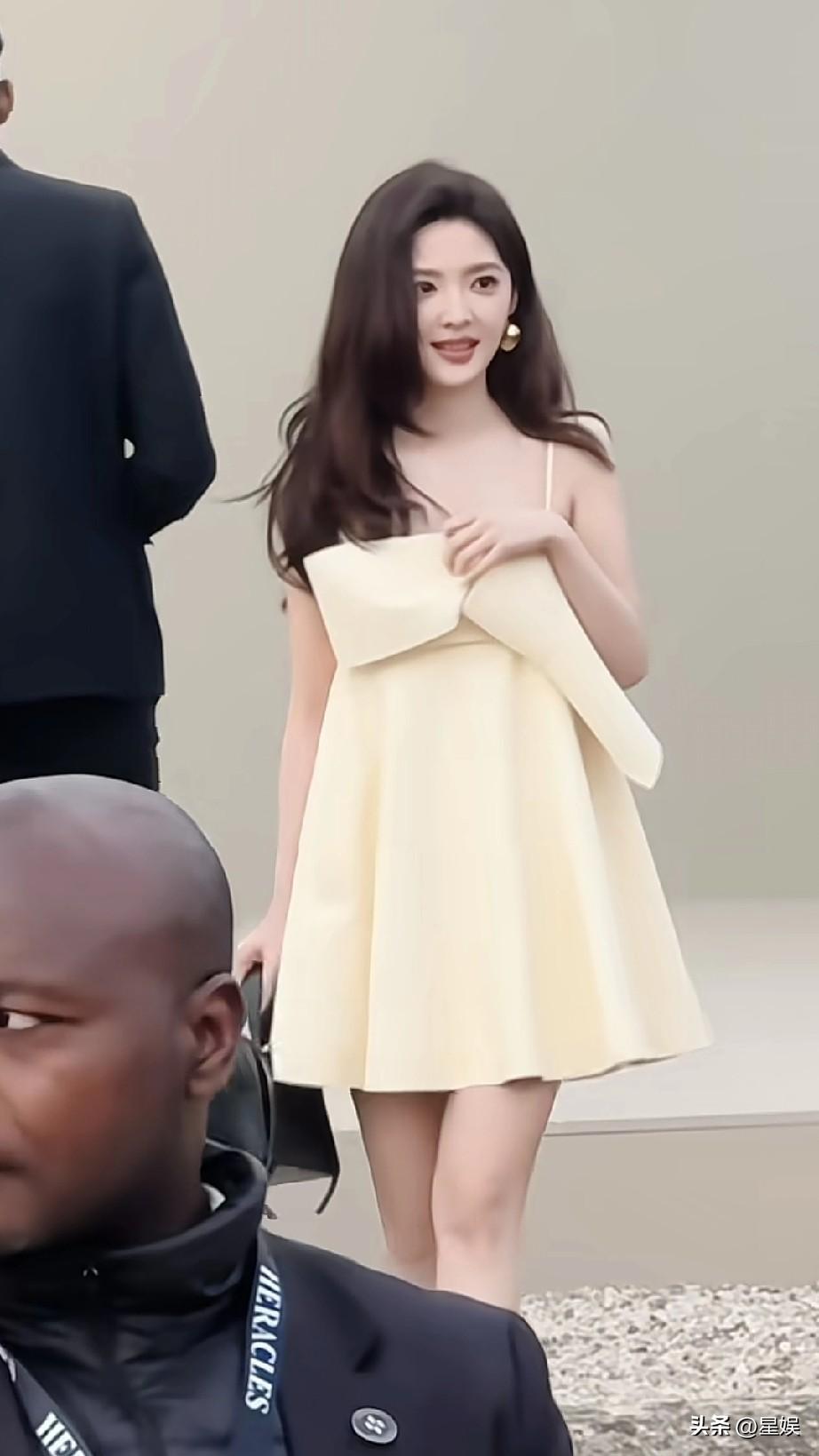 章若楠黄色连衣裙，微笑