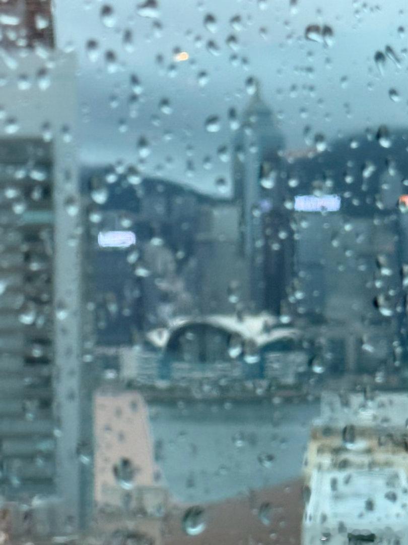 周末约了青年科学家、创业老板、投资人、金融高管六七个朋友，在香港朋友的办公室头脑