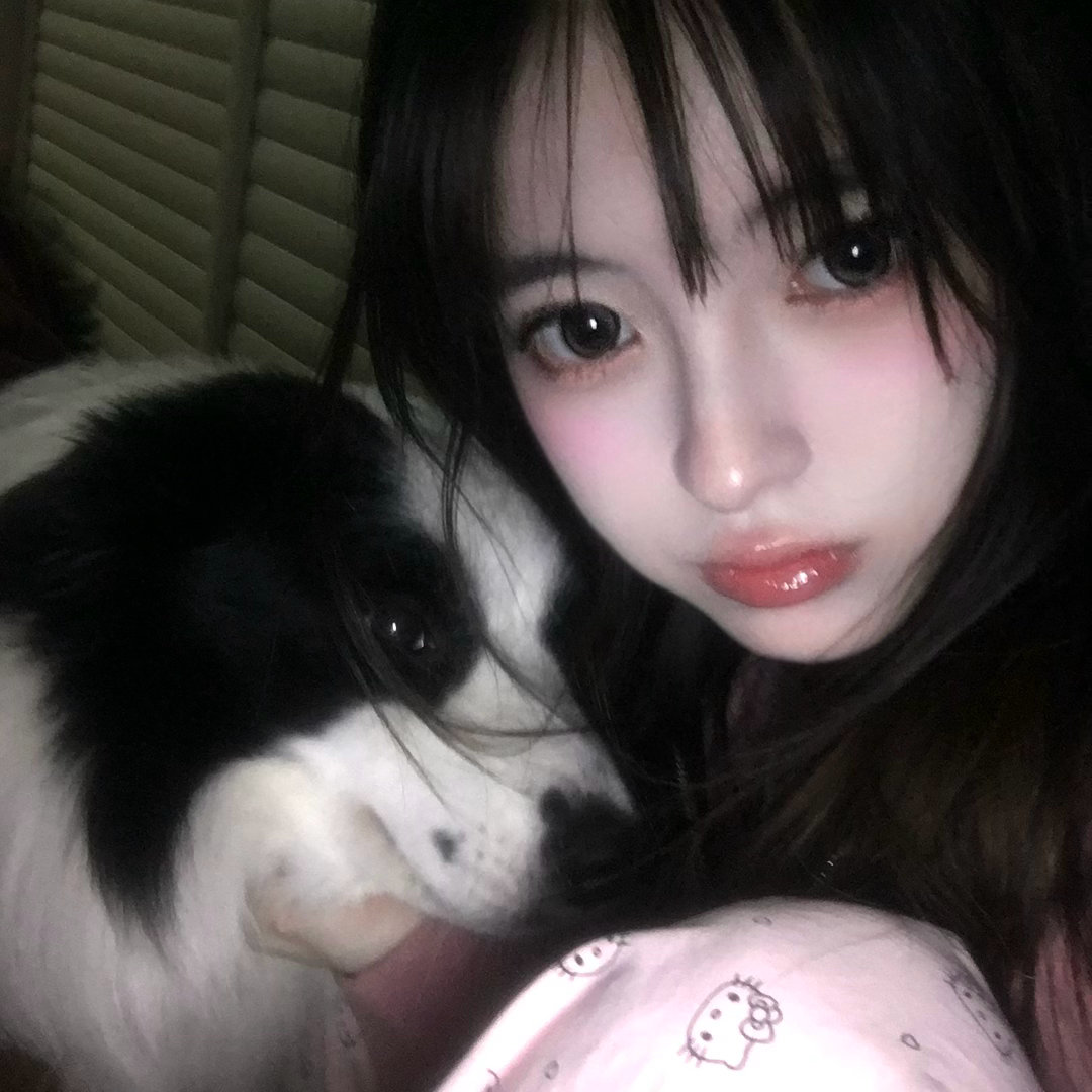 只有小狗一直黏着我 